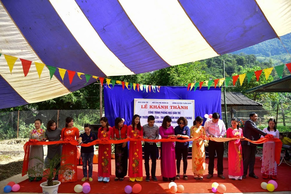 Khánh thành công trình phòng học Dân trí thứ 13 tại Điện Biên - 10
Nhà báo Phạm Tuấn Anh, Phó Tổng Biên tập báo Dân trí (giữa) cùng đại diện các ban ngành chính quyền địa phương và Hội cha mẹ Nhân ái cùng cắt băng khánh thành phòng học Dân trí tại điểm trường Ta Lếch, trường mầm non Mùn Chung