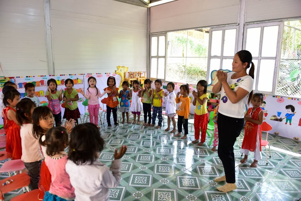 Khánh thành công trình phòng học Dân trí thứ 13 tại Điện Biên - 11
Cô và trò lớp 5 tuổi điểm trường Ta Lếch vui tươi ca hát trong phòng học mới sạch đẹp