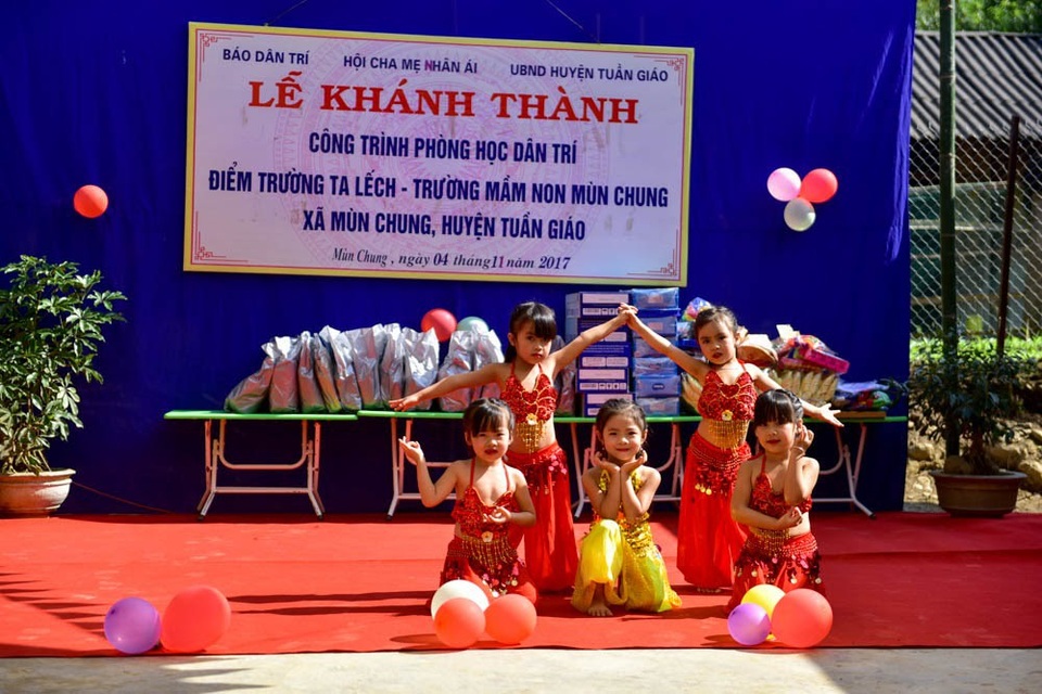 Khánh thành công trình phòng học Dân trí thứ 13 tại Điện Biên - 7 Khánh thành công trình phòng học Dân trí thứ 13 tại Điện Biên - 7