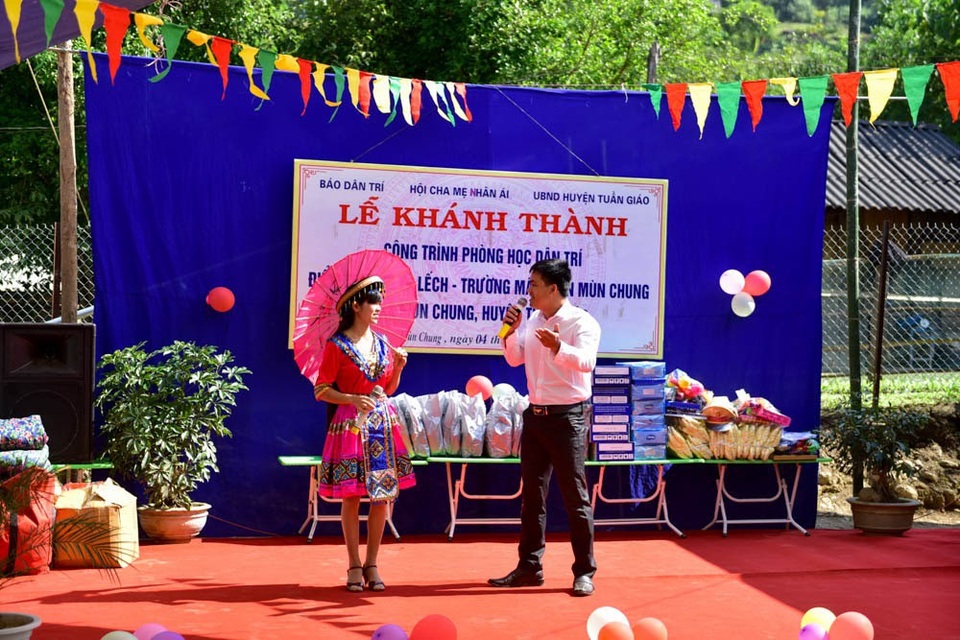 Khánh thành công trình phòng học Dân trí thứ 13 tại Điện Biên - 8
Thầy cô và học sinh điểm trường Ta Lếch với các tiết mục văn nghệ sôi động trong buổi lễ khánh thành phòng học Dân trí nơi đây