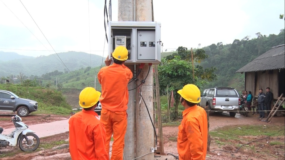 Đội ngũ công nhân ngành điện vượt dãy Trường Sơn đưa điện về bản