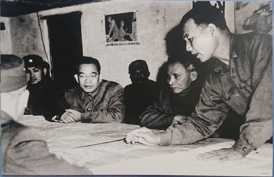 Điện Biên Phủ trên không: Phi công Mỹ lái B52 "thấy lạ" khi bị bắn rơi - 3
Ông Đào Dương, Tư lệnh Binh chủng ra đa báo cáo phương án đánh B52 với Thủ tướng Phạm Văn Đồng tại Sở Chỉ huy Binh chủng ra đa tháng 12/1972. (Ảnh chụp lại tại Bảo tàng Phòng không - Không quân).