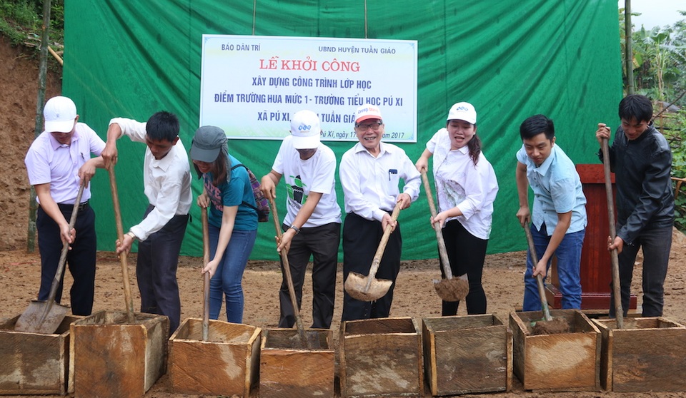 Khởi công xây dựng công trình phòng học Dân trí tại Điện Biên - 5
Các đại biểu cùng xúc cát động thổ xây dựng công trình phòng học Dân trí tại bản Hua Mức 1