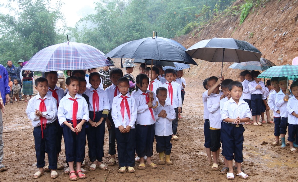 Khởi công xây dựng công trình phòng học Dân trí tại Điện Biên - 4
Niềm vui của các em học sinh trong ngày khởi công xây dựng trường mới thay cho trường cũ đã bị sập