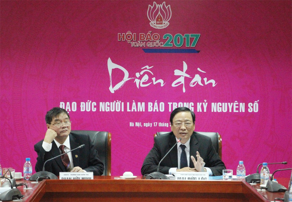 Nhà báo cần nâng cao trách nhiệm khi tham gia thông tin trên mạng xã hội - 2 Ông Mai Đức Lộc (bìa phải) phát biểu tại diễn đàn.