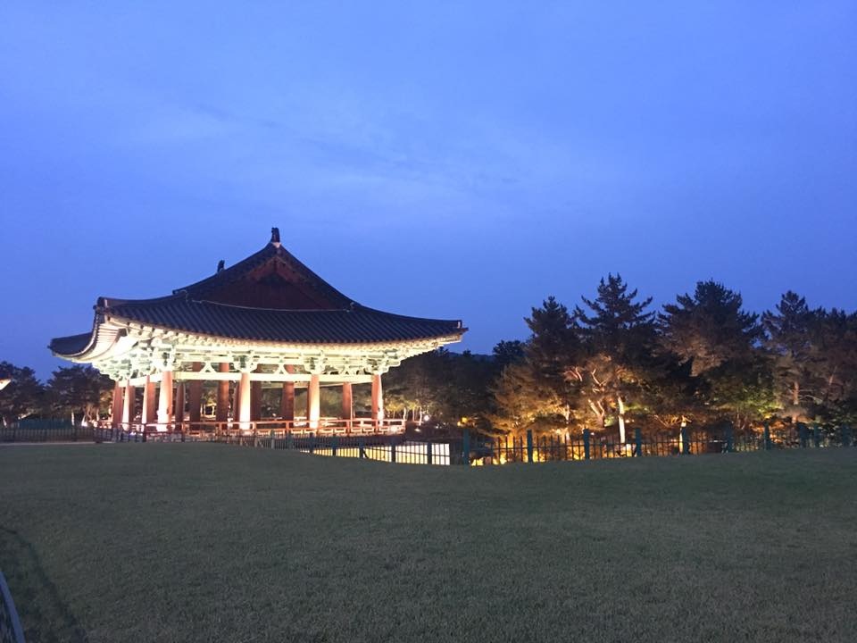 Vẻ đẹp huyền ảo của cung điện Thái tử thời Silla ở xứ Hàn - 1 Một góc của cung điện Donggung khi màn đêm dần buông.