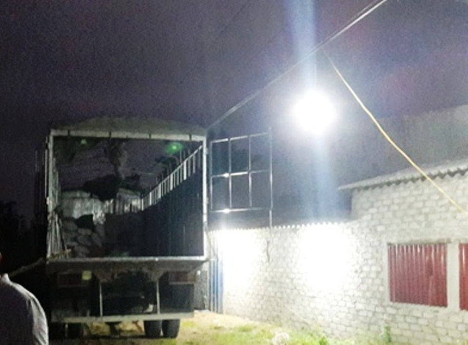 Đứng trên nóc thùng xe, không may chạm dây điện tử vong - 1 Hiện trường vụ tai nạn