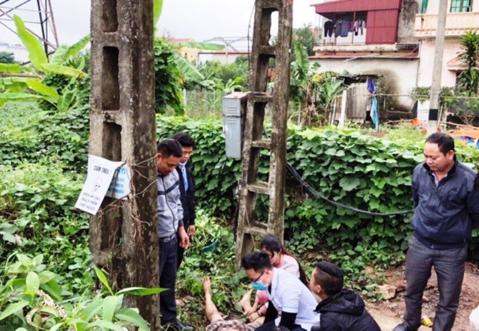 Người đàn ông bị điện giật chết trong lúc đi hái rau - 2
Cơ quan chức năng khám nghiệm hiện trường, tử thi điều tra nguyên nhân cái chết của ông T.
