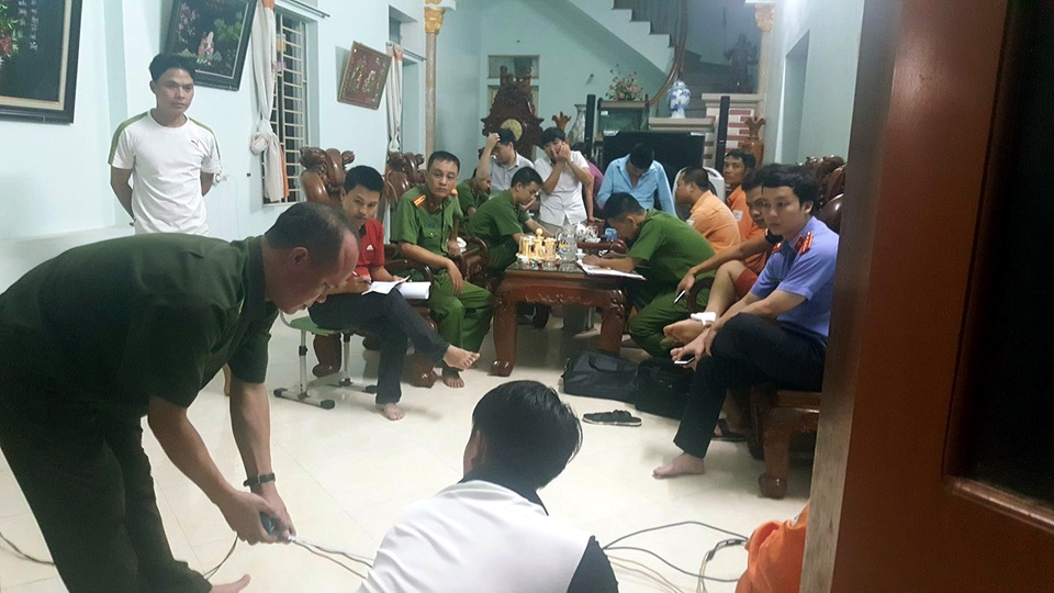 Dây điện chập cháy truyền vào cửa nhà dân, một phụ nữ tử vong - 3
Lực lượng chức năng khám nghiệm hiện trường, thu giữ một số đoạn dây điện.