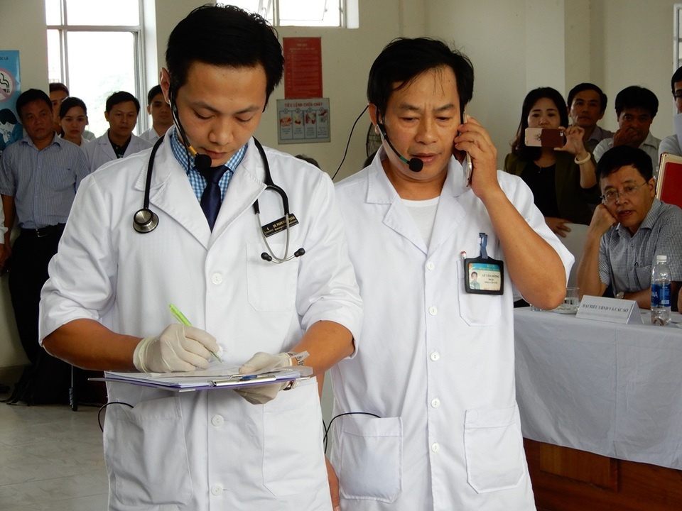 Mục sở thị diễn tập ứng phó cấp cứu thảm họa cháy, nổ phục vụ APEC - 4 Tổ trưởng Tổ y tế điện thoại đến đường dây nóng của Ban chỉ đạo báo cáo sự việc