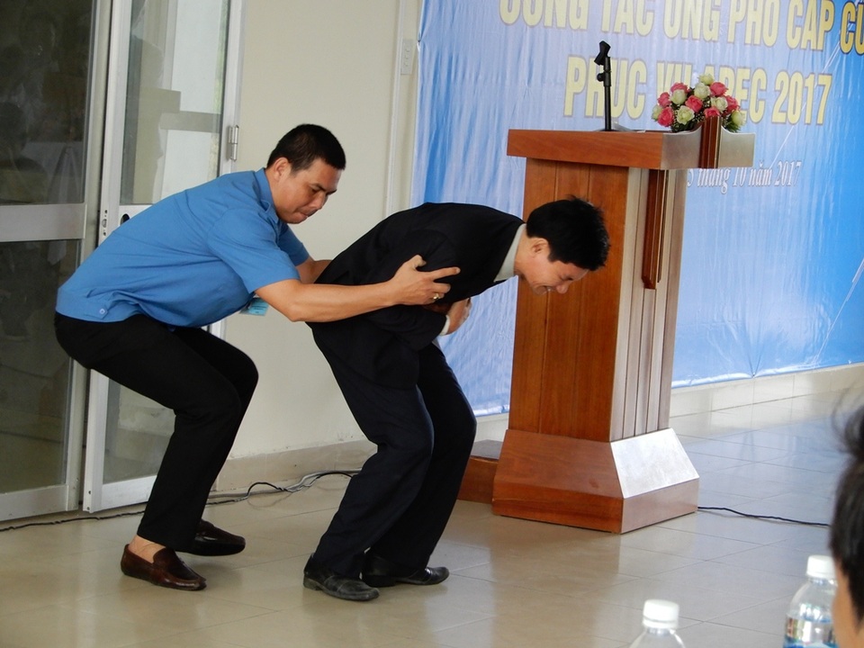 Mục sở thị diễn tập ứng phó cấp cứu thảm họa cháy, nổ phục vụ APEC - 1
Tình huống thứ nhất được đưa ra là một đại biểu cấp cao trong lúc phát biểu tại diễn đàn thì ôm ngực than đau, mặt trở nên tái nhạt và ngã khụy xuống sàn