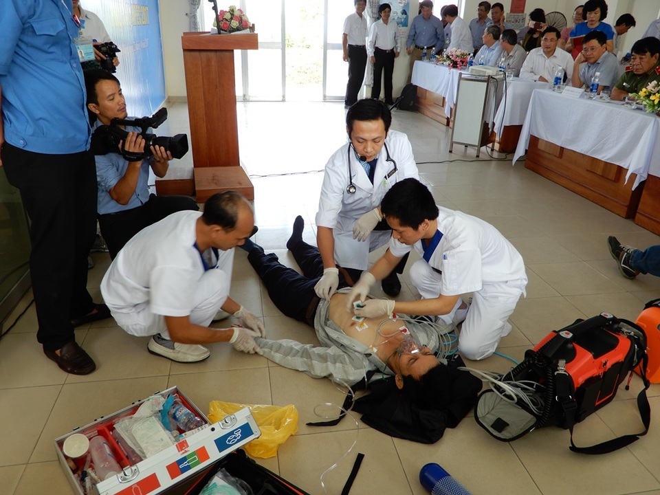 Mục sở thị diễn tập ứng phó cấp cứu thảm họa cháy, nổ phục vụ APEC - 2 Tổ y tế nhanh chóng tiếp cận nạn nhân và triển khai ngay phương án xử lý cấp cứu