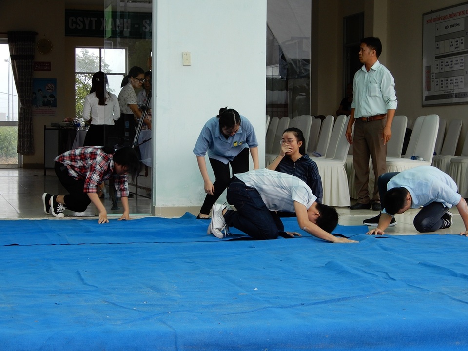 Mục sở thị diễn tập ứng phó cấp cứu thảm họa cháy, nổ phục vụ APEC - 8 Số còn lại thì hoảng loạn, la hét, bỏ chạy ra ngoài