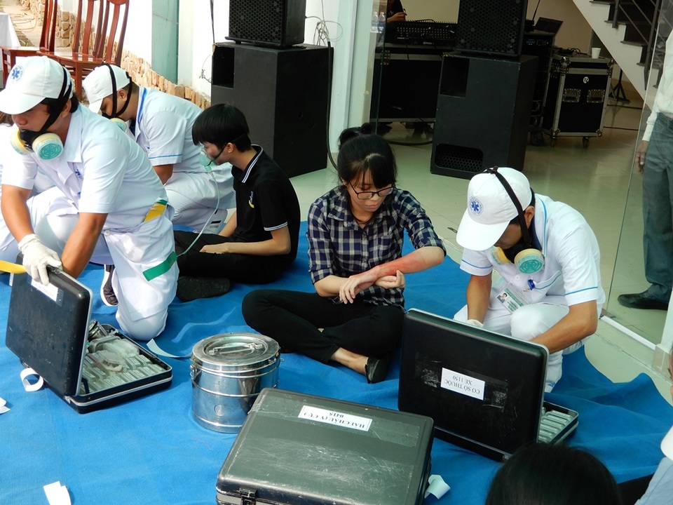 Mục sở thị diễn tập ứng phó cấp cứu thảm họa cháy, nổ phục vụ APEC - 10 Nhân viên y tế chăm sóc cho những nạn nhân bị xây xát nhẹ
