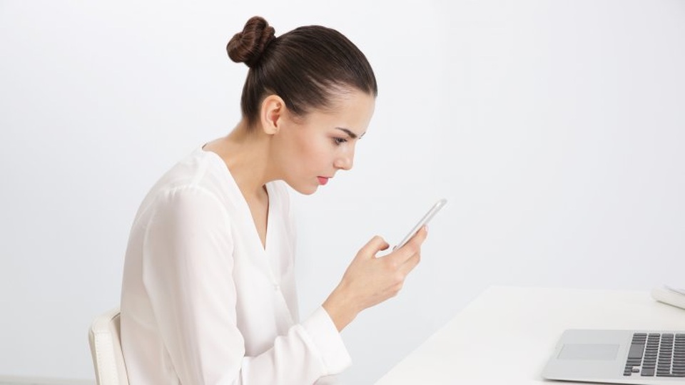 Điều gì sẽ xảy ra khi bạn chăm chú vào điện thoại suốt ngày? - 3 Điều gì sẽ xảy ra khi bạn chăm chú vào điện thoại suốt ngày? - 3