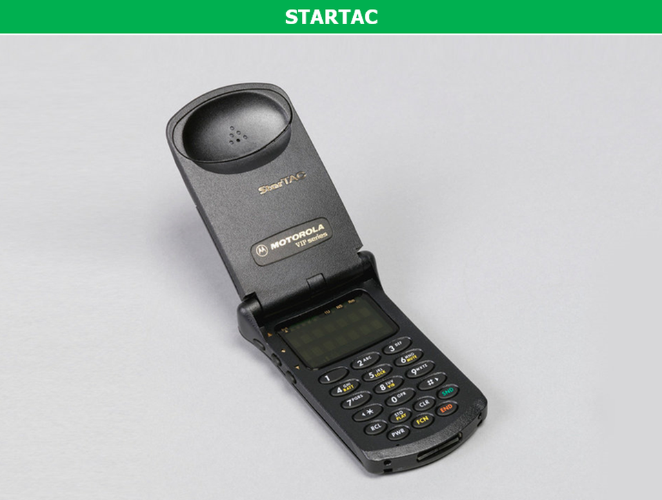 Năm 1996 đánh dấu sự ra đời của một trong những mẫu điện thoại di động phổ thông đầu tiên trên thế giới. Sản phẩm này được nhà sản xuất của nó là Motorola đặt cho cái tên “StarTAC”. Chiếc điện thoại màu xám với thiết kế gập cực kỳ nhỏ gọn, cùng màn hình hiển thị và bàn phím oval đã chiếm lĩnh thị trường viễn thông chỉ sau một thời gian ngắn, kể từ khi trình làng.