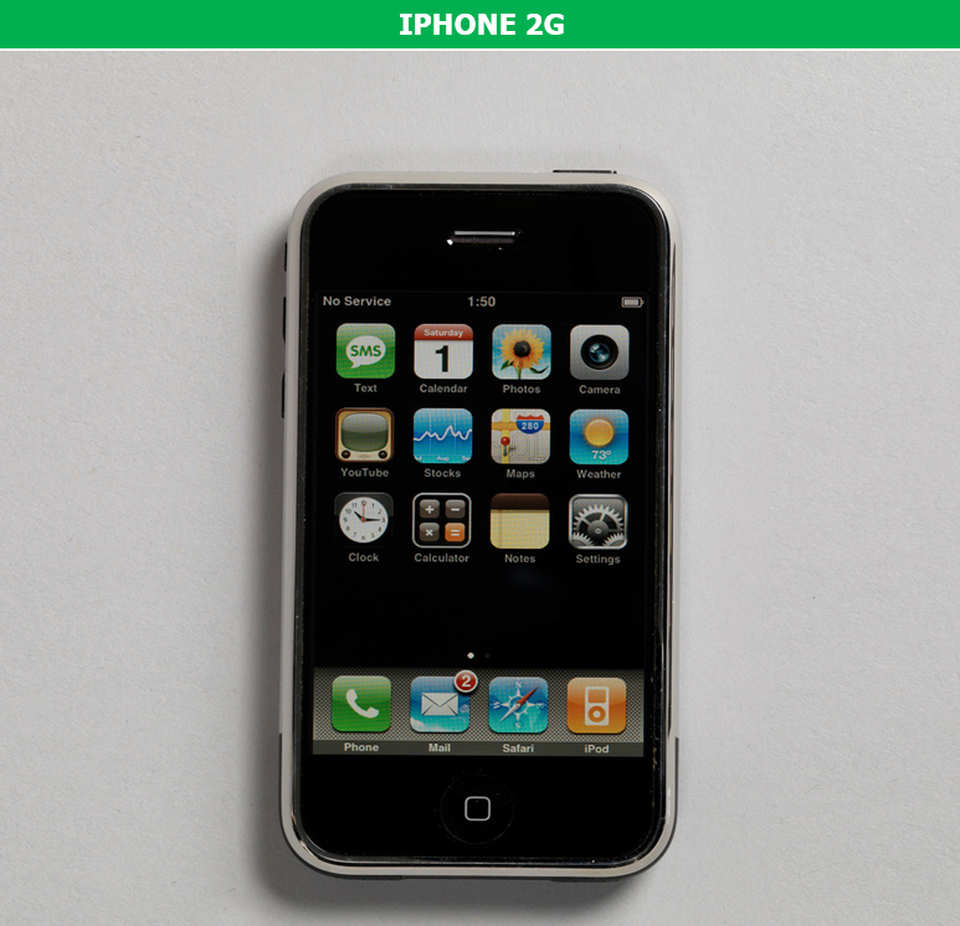 Năm 2007, thế giới đã chứng kiến một cuộc cách mạng lớn của điện thoại di động, khi Steve Jobs trình làng mẫu iPhone thế hệ đầu tiên. Đi ngược lại xu hướng “mỏng hóa” lúc bấy giờ, chiếc smartphone của họ nhà táo đã được thiết kế với một chiếc màn hình 3,5 inch (một kích thước khủng thời đó), cùng với đó là công nghệ cảm ứng điện dung được Apple phát triển và khá nhiều tính năng lạ lẫm với người dùng những năm đầu thế kỷ 21. Sự ra đời của chiếc iPhone thế hệ đầu tiên cũng đã đặt nền móng cho quá trình “thống trị” thị trường, của những chiếc điện thoại cảm ứng sau này.