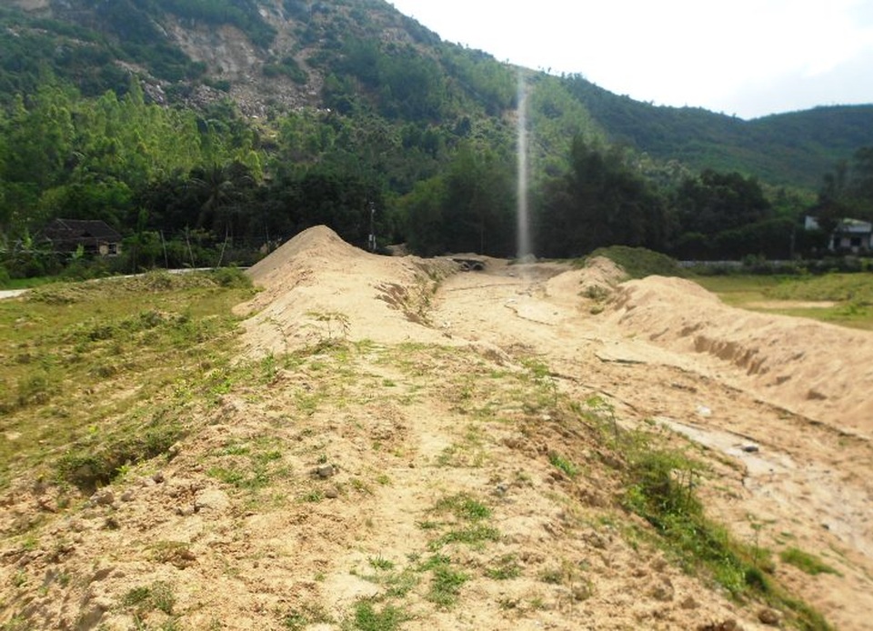 Bình Định: Dân bỏ ruộng hoang vì doanh nghiệp khai thác đá - 5 Ruộng bỏ hoang vì doanh nghiệp khai thác đá
