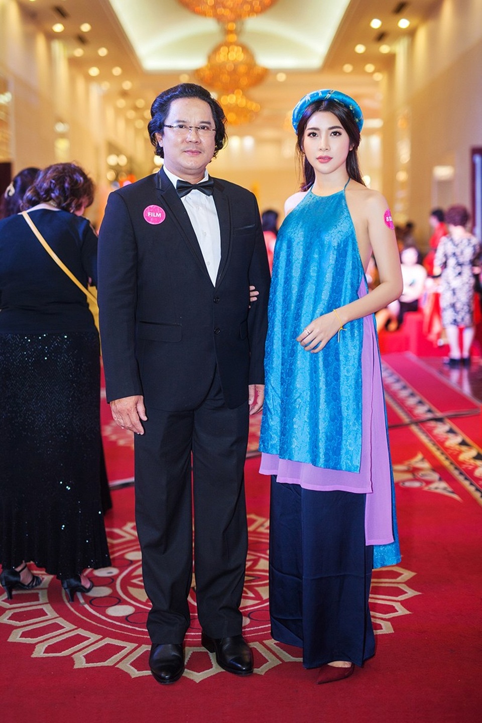 Diễn viên Công Hậu (bên trái).