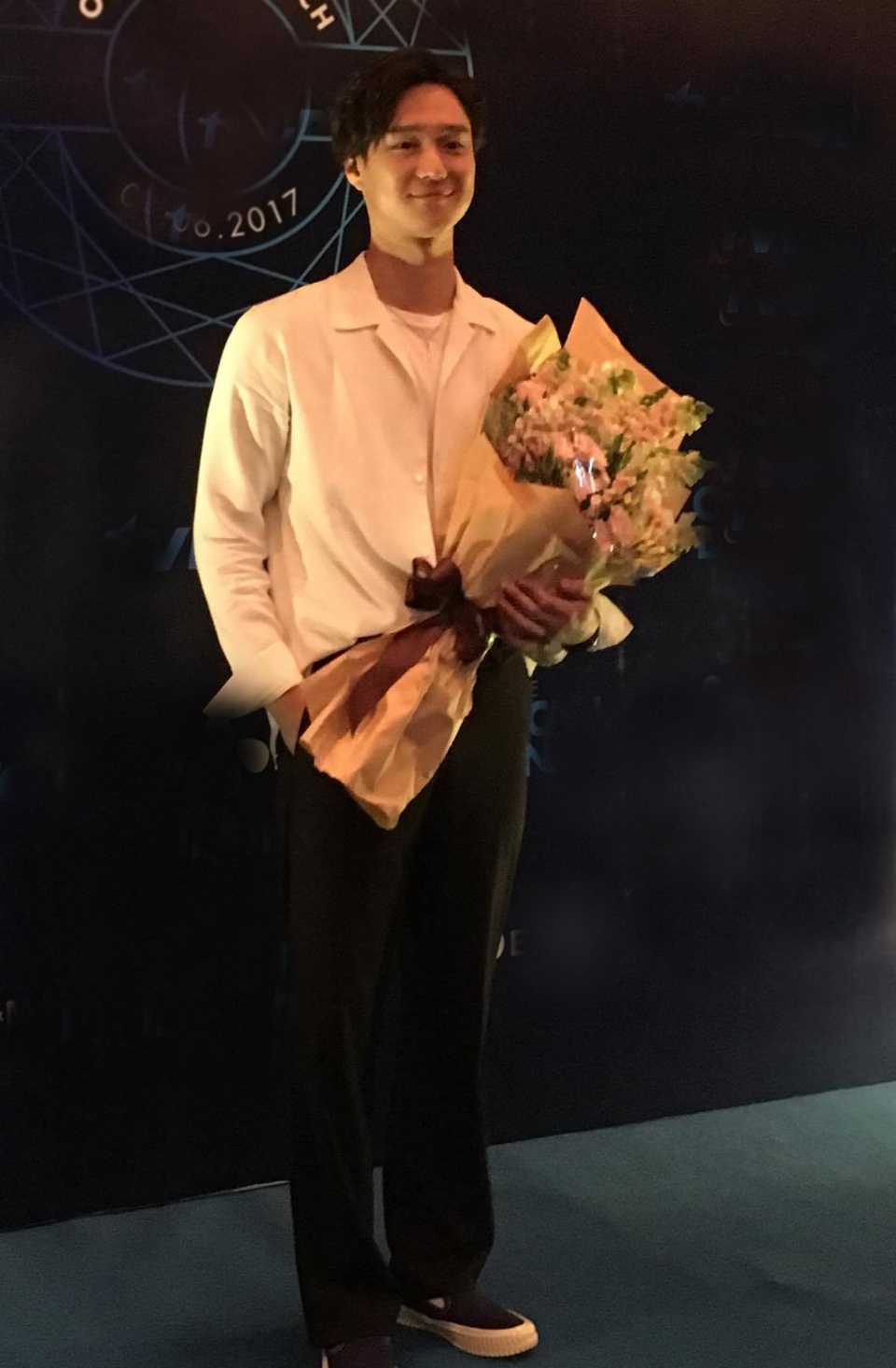 Go Kyung Pyo ấn tượng với Việt Nam vì thời tiết quá nóng - 8 Kết thúc chương trình, Go Kyung Pyo đã đồng ý nán lại để giới truyền thông chụp hình dù thời lượng yêu cầu của chương trình đã hết.