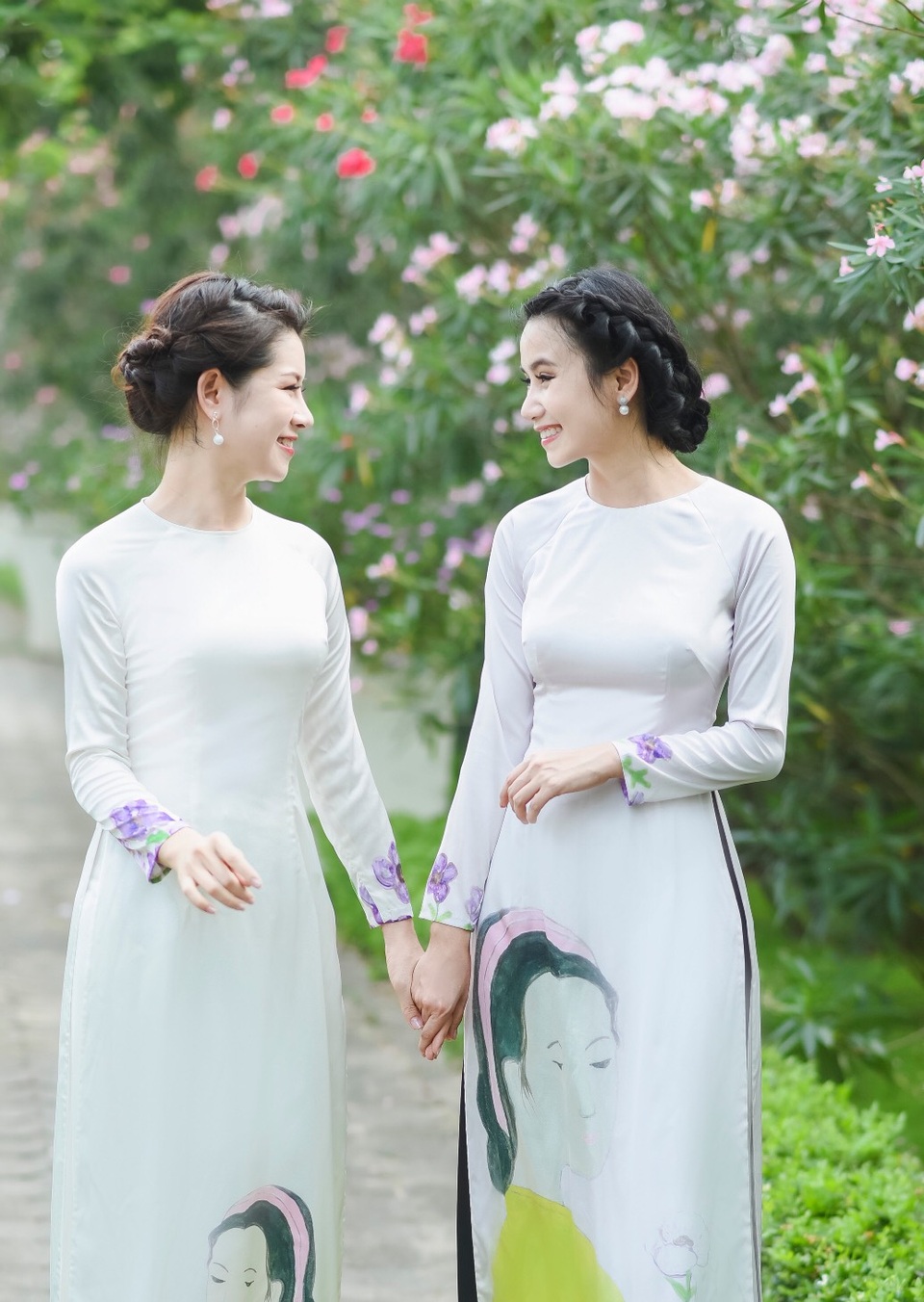 Diễn viên chính “13 nữ tử tù” hội ngộ, đọ sắc sau 8 năm - 1 Lương Giang và diễn viên Huyền Trang kết bạn thân sau khi đóng chung phim “13 nữ tử tù”.