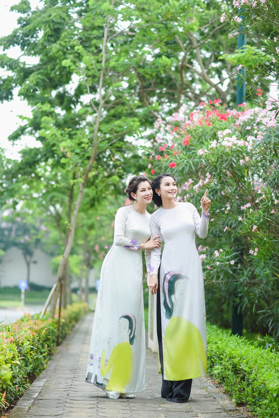 Diễn viên chính “13 nữ tử tù” hội ngộ, đọ sắc sau 8 năm - 12 Cả hai thay đổi không khí với trang phục áo dài.
