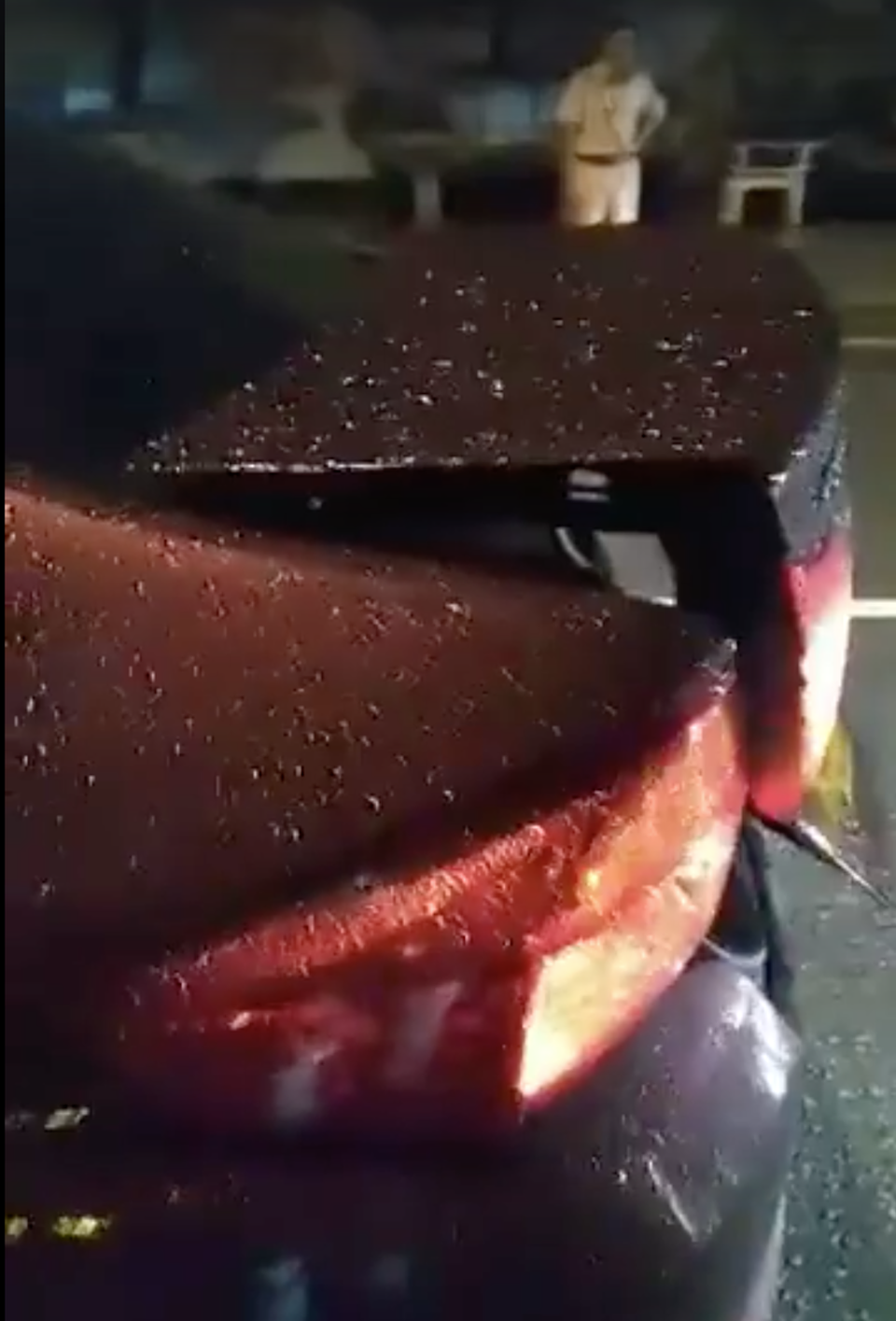 
Chiếc xe ô tô xảy ra va chạm với xe chở diễn viên Trường Giang (hình ảnh cắt từ clip)
