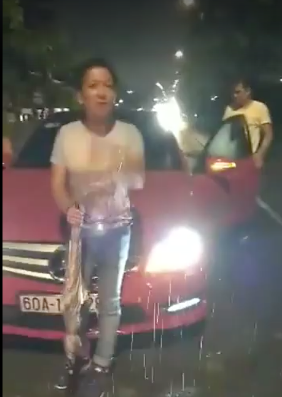 
Trường Giang có mặt trên chiếc xe gây tai nạn nhưng công an xác định anh này không cầm lái. (hình ảnh cắt từ clip)
