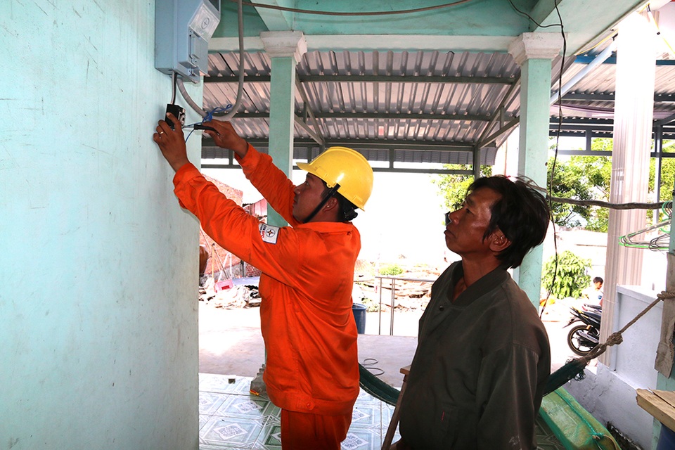 Kiên Giang: Điện lưới quốc gia vượt biển, thắp sáng xã đảo Hòn Nghệ - 2 Điện lưới Quốc gia đến với từng gia đình ở xã đảo Hòn Nghệ.