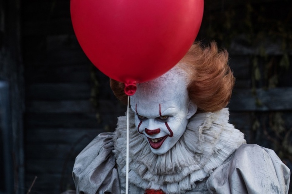 Nhân vật chú hề ma quái Pennywise trong bộ phim điện ảnh kinh dị “It” vừa làm mưa làm gió tại các phòng vé trong thời gian gần đây, được xây dựng dựa trên một tên sát nhân có thật tên là John Wayne Gacy. Được biết, tên này cũng đã từng đóng giả chú hề và diễn trò trong các bữa tiệc sinh nhật của trẻ con. Thậm chí, để che dấu tội ác của mình, John Wayne Gacy còn tham gia vào các hoạt động từ thiện gây quỹ và đôi lúc “mua vui” miễn phí cho những đứa trẻ bị ốm.