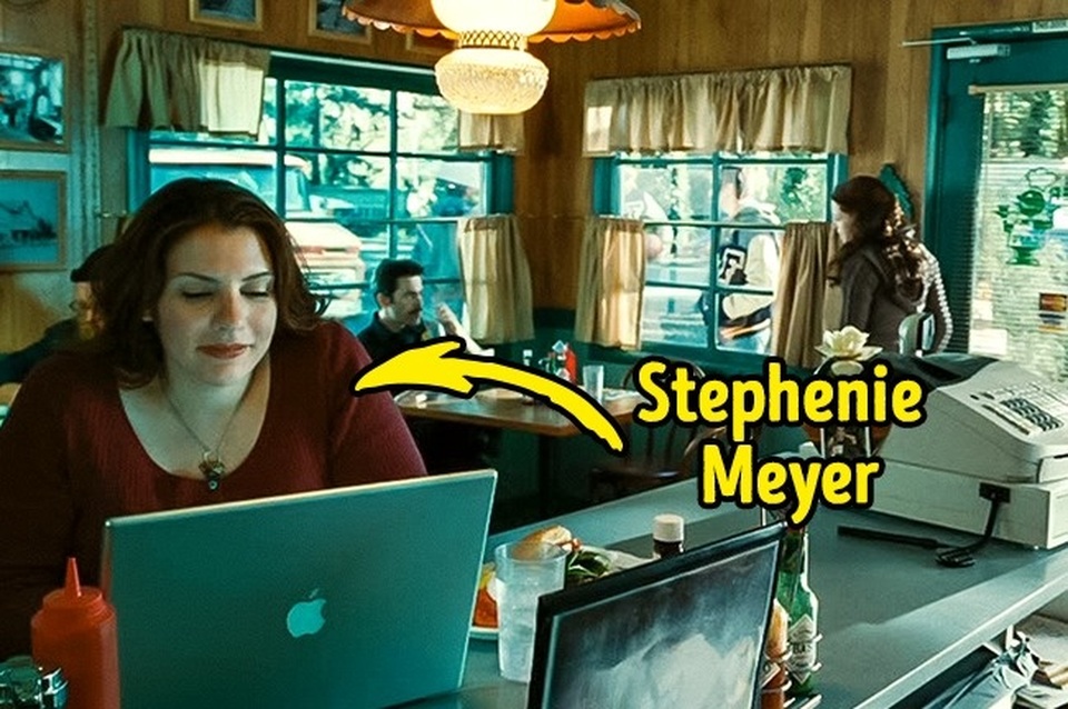 Stephenie Meyer- tác giả của bộ tiểu thuyết “Twilight “ đã từng xuất hiện trong serie phim về mà ca rồng cùng tên. Cụ thể, đó là cảnh phim mà Bella và Charlie ở trong nhà hàng và nhà văn này chính là người phụ nữ có mái tóc màu nâu đang dùng laptop ngồi ngay đằng sau hai nhân vật chính.