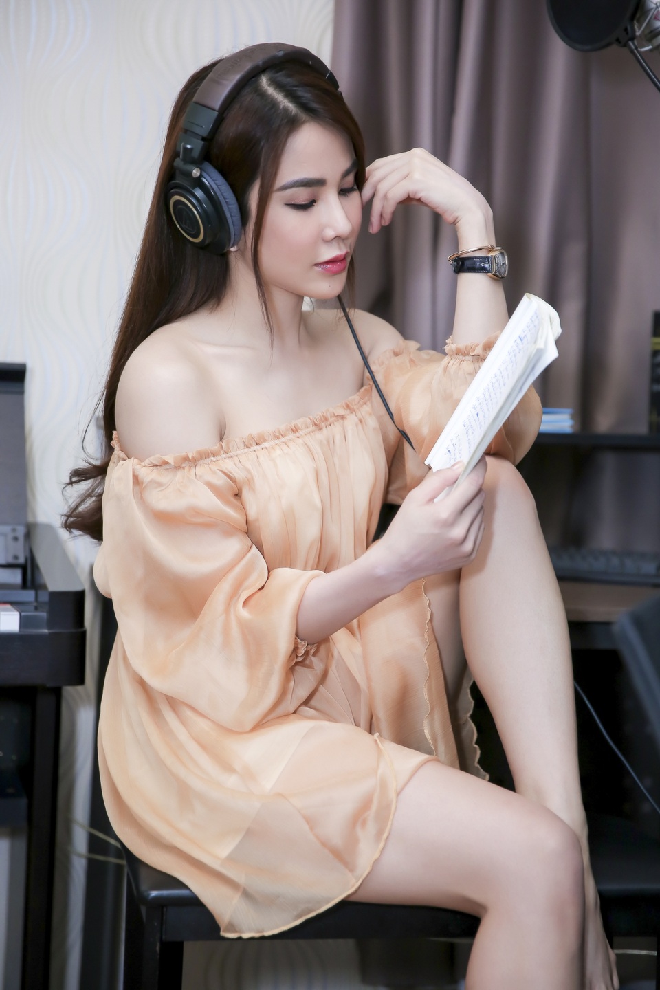 Ngắm “Quả bom gợi cảm” Diệp Lâm Anh quyến rũ khó cưỡng - 14 Mới đây, có mặt tại phòng thu của “ông bố một con” Only C, Diệp Lâm Anh diện trang phục nữ tính nhưng không kém phần gợi cảm. Mỹ nhân 28 tuổi ngày càng xinh đẹp và gợi cảm hơn sau ồn ào phẫu thuật thẩm mỹ.
