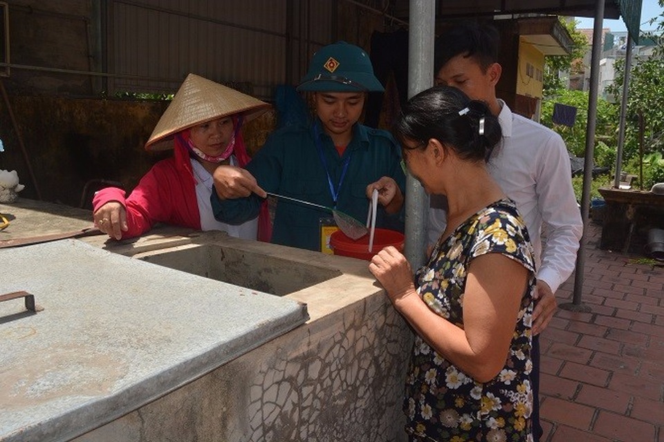 Đội xung kích của Hà Nội vào từng nhà dân hướng dẫn diệt bọ gậy.