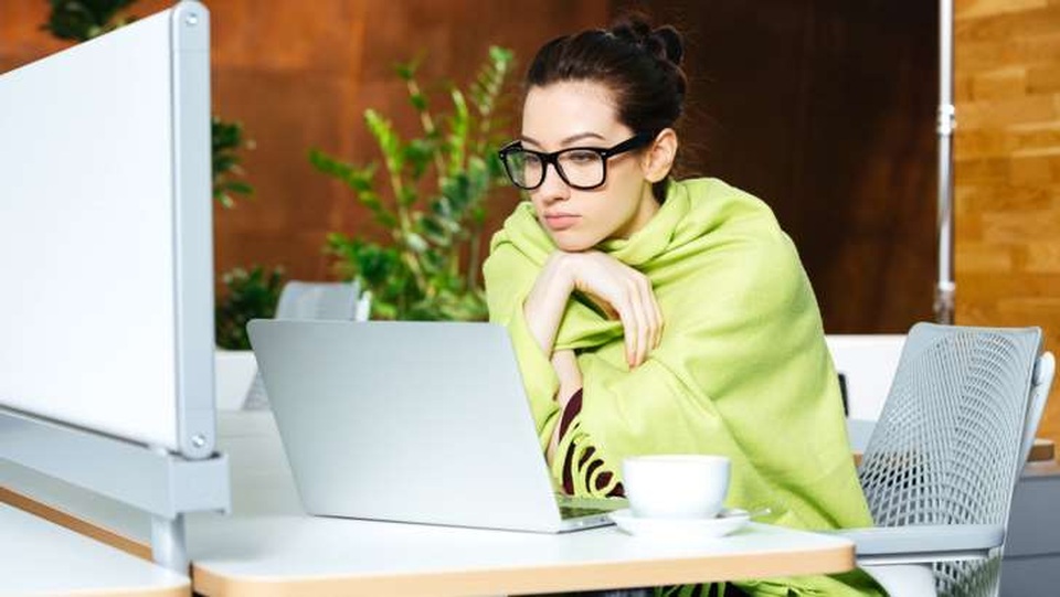 Điều hòa văn phòng quá lạnh với chị em - 1