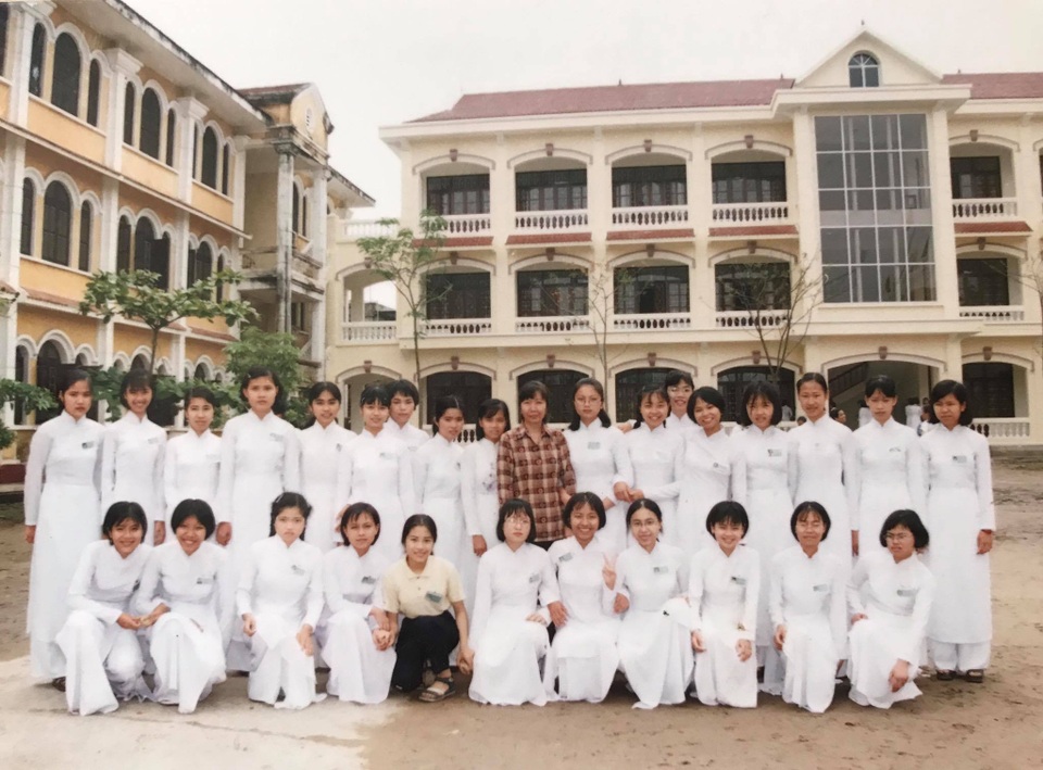 Ngỡ ngàng với ảnh thời “ngố tàu” của Vũ Thu Phương, Diệu Hương - 5
Hè đến, nhớ trường lớp, yêu quãng thời gian mặc áo dài trắng đến trường...., nữ diễn viên Bánh đúc có xương chia sẻ lý do post lại những hình ảnh cũ.
