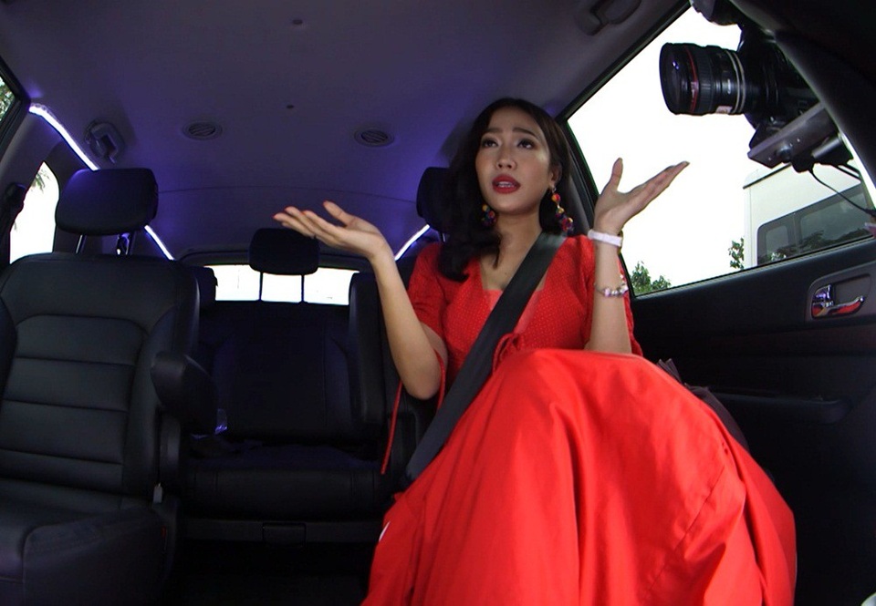 Diệu Nhi từng là một diễn viên không mấy tên tuổi, chỉ xuất hiện với những vai diễn hài nhỏ vẻ và vai quần chúng trong các bộ phim hay trên sân khấu.