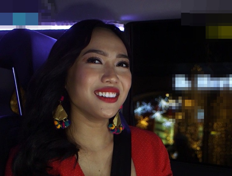 Huy Khánh bất ngờ hỏi Diệu Nhi có phẫu thuật thẩm mỹ không, nữ diễn viên khẳng định, cô không có nhiều tiền để làm việc đó.