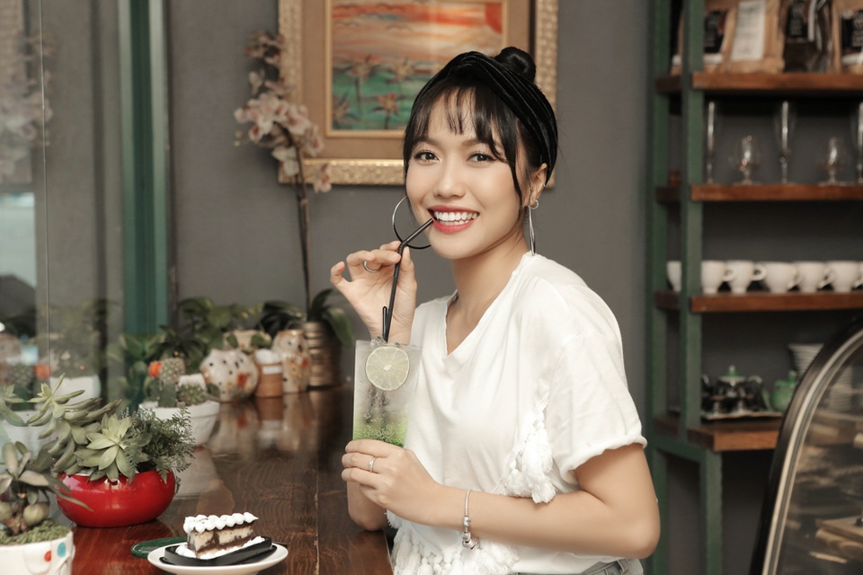 Diệu Nhi cũng đến dự bữa tiệc. Diệu Nhi cho biết mình từng rất mê giọng hát Hồ Quỳnh Hương khi còn nhỏ và rất vui khi lần đầu tiên được gặp đàn chị ngoài đời. Đáp lại, Hồ Quỳnh Hương cũng bật mí cô đã nhiều lần đến sân khấu kịch để xem Diệu Nhi diễn.