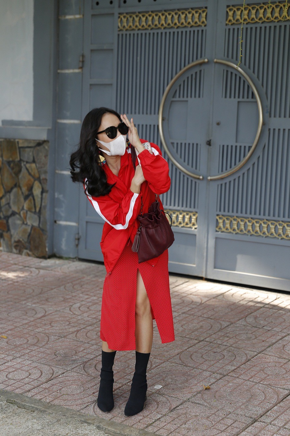 Diệu Nhi xuất hiện với nguyên cây đỏ tươi cùng khẩu trang bịt kín mặt và thái độ lấm lét.