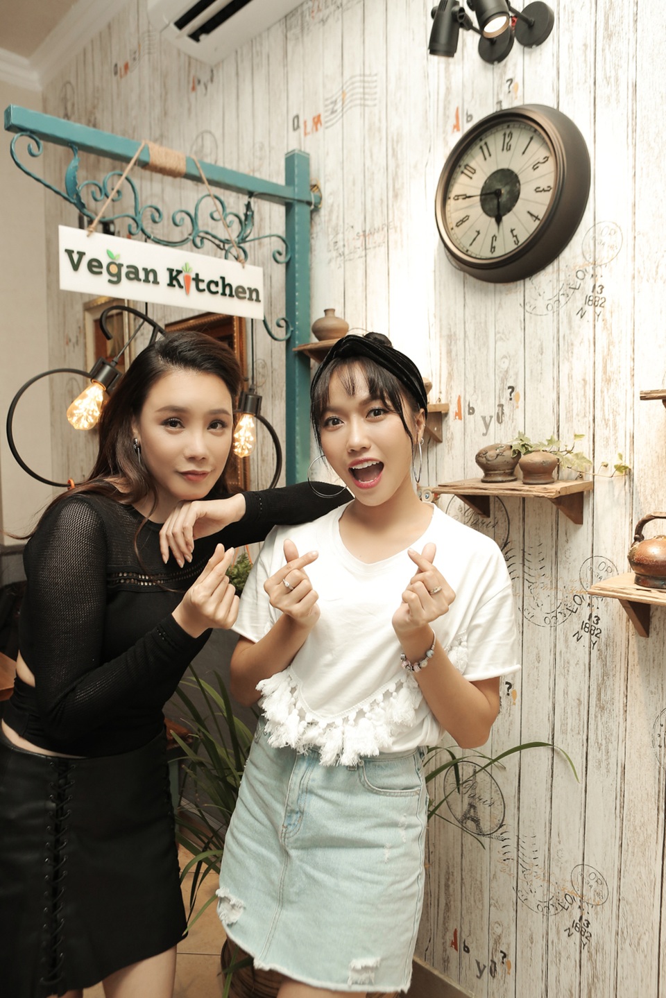 Sau bữa ăn, hai chị em vui vẻ tạo dáng “thả tim” chụp ảnh lưu niệm. Nữ diễn viên “Ngày mai Mai cưới” cho biết: “Diệu Nhi không ngờ ngoài đời chị Hồ Quỳnh Hương đáng yêu đến như vậy. Món ăn của chị chuẩn bị cho Nhi cũng khá ưng ý”.