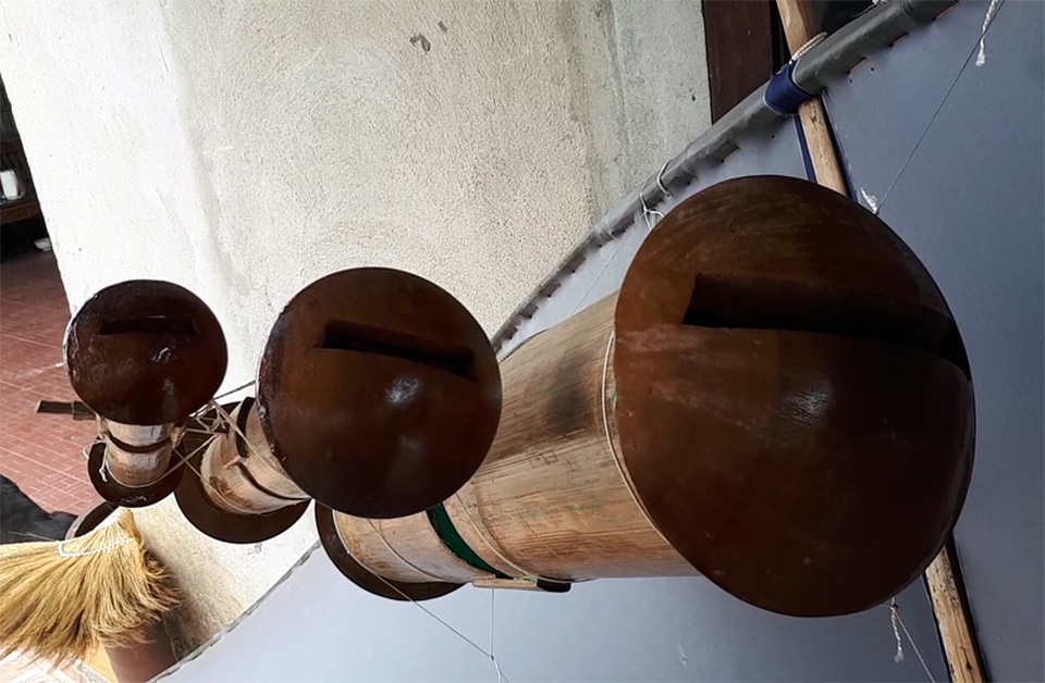 Sáo diều "khủng" trên bầu trời Hà Tĩnh - 9
Tại làng Bắc Bình, nghệ thuật chế tác sáo diều rất được chú ý. Các nghệ nhân ở đây có thể chế tác sáo theo độ khó, độ luyến âm thanh phát ra theo ý tưởng, sở thích.