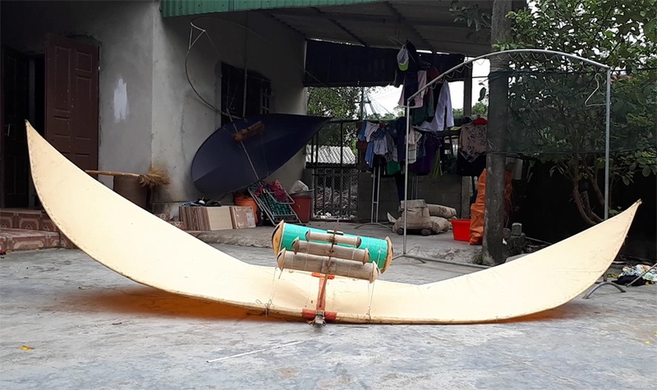 Sáo diều "khủng" trên bầu trời Hà Tĩnh - 6
Tại Bắc Bình, nhiều gia đình sở hữu cùng lúc 4- 5 con diều, với đủ chủng loại lớn bé, màu sắc. Thống kê trong toàn xóm, phải có đến hàng hơn 50% hộ gia đình biết và chơi diều sáo.