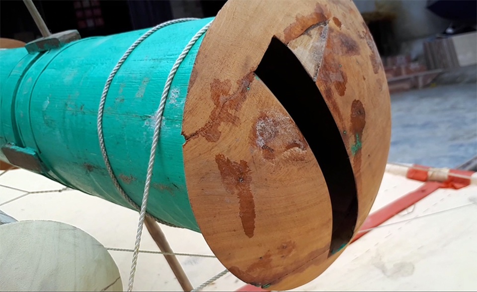 Sáo diều "khủng" trên bầu trời Hà Tĩnh - 10
Khâu chọn nguyên liệu làm ống sáo có tính quyết định đến chất lượng âm thanh. Với ống sáo lớn, phải sang tận rừng Lào chọn ống vầu vừa dài đốt, vừa bền. Ống nhỏ hơn làm bằng nứa già.