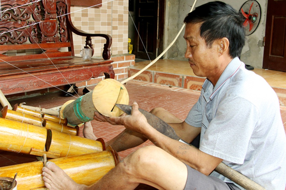 Sáo diều "khủng" trên bầu trời Hà Tĩnh - 5
Anh Trần Xuân Chiến – một đệ tử ruột của ông Phú cho biết, nhờ những nhiệt huyết, đam mê của những người như cụ Phú mà phong trào chơi diều sáo đã phát triển, trở thành một nét đẹp văn hóa của làng Bắc Bình nói riêng và xã Thạch Tượng nói chung. Nhờ kinh nghiệm của những người như ông Phú mà con em trong làng cũng trở thành những người chế tác sáo diều cừ khôi, có tiếng trong vùng.