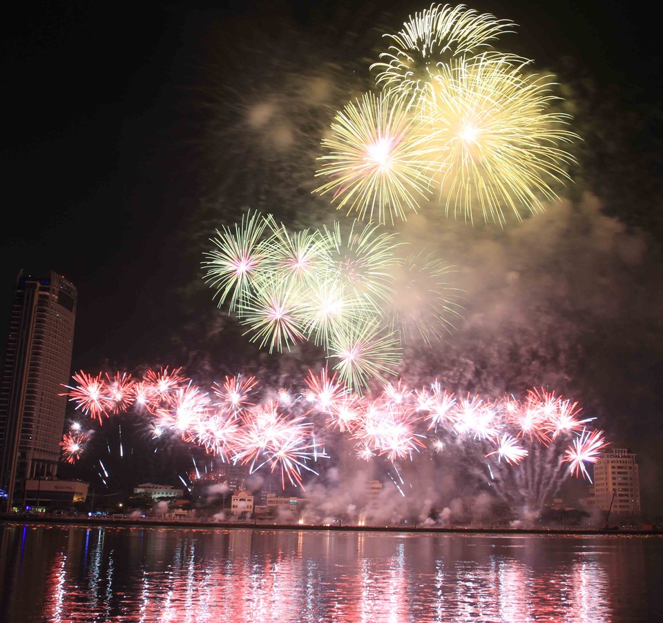 
Cuộc thi trình diễn pháo hoa quốc tế Đà Nẵng chính thức được nâng tầm trở thành Lễ hội pháo hoa quốc tế với quy mô lớn nhất Đông Nam Á.
