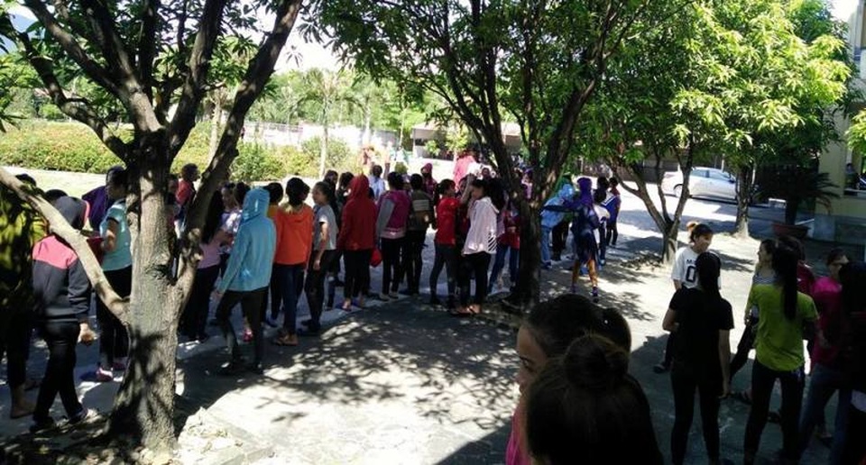 Công nhân đình công vì cho rằng bị xâm phạm quyền lợi - 1 Công nhân tập trung tại C.ty CP Xuất nhập khẩu Thủy sản Nam Hà Tĩnh để đình công phản đối