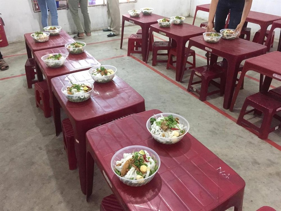 Đà Nẵng: Công nhân bức xúc vì công ty thay đổi cách tính lương, BHXH... - 4
Đại diện chính quyền địa phương và CĐ các KCN & chế xuất Đà Nẵng đã có mặt để giải quyết bức xúc cho CN. Ảnh: ML