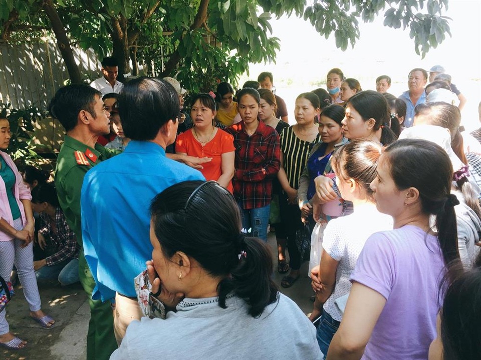 Đà Nẵng: Công nhân bức xúc vì công ty thay đổi cách tính lương, BHXH... - 2
Công nhân tụ tập trước cửa công ty chờ đợi câu trả lời thỏa đáng. Ảnh: ML