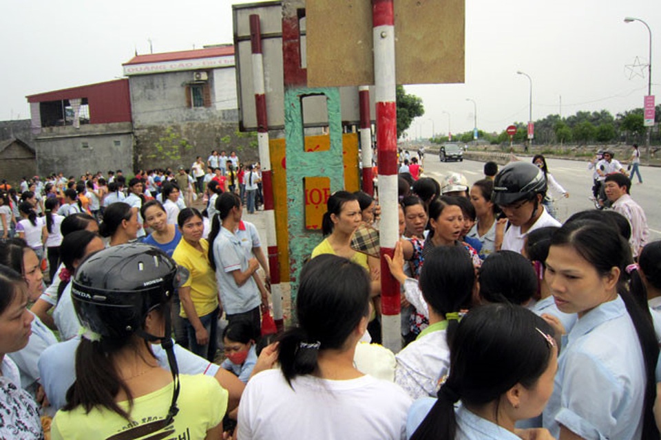 
Đặc điểm chung của các cuộc ngừng việc tập thể là tự phát, không do CĐCS lãnh đạo, tổ chức. Trong ảnh: CN cung cấp thông tin cho phóng viên về yêu sách của mình trong một cuộc đình công tại Thái Bình năm 2013. Ảnh: Quế Chi
