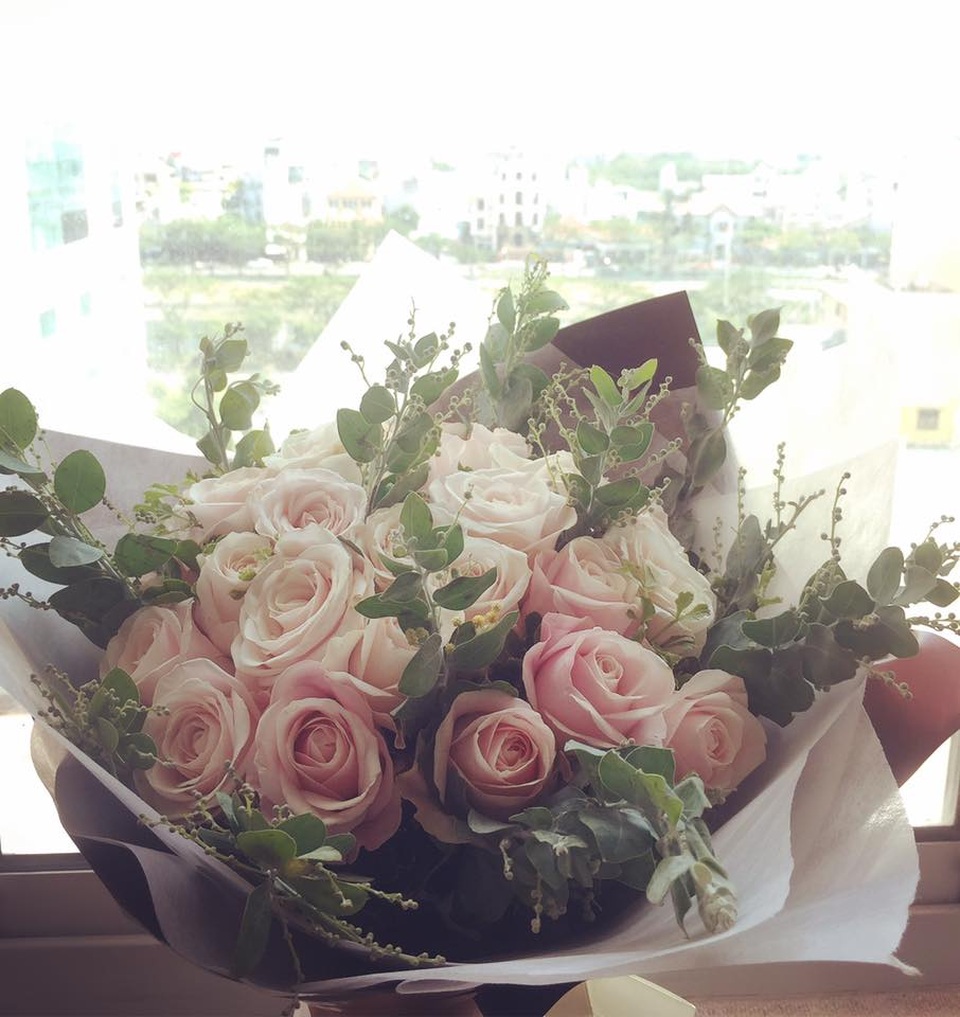 Trên trang cá nhân, Đinh Hương viết: Tớ không muốn phản bội hội F.A nhà mình đâu cơ mà tớ lỡ nhận hoa mất tiêu rồiiii... Chắc ai đó thương tớ mấy hôm nay Đợi anh đợi đến hoa cũng tàn nên sáng nay bí mật trao yêu thương cho tớ nè... Nè anh gì ơi, em nhận hoa rồi. Mình yêu nhau luôn đi anh nhé... À quên thiếu chocola nữa anh ơiii.